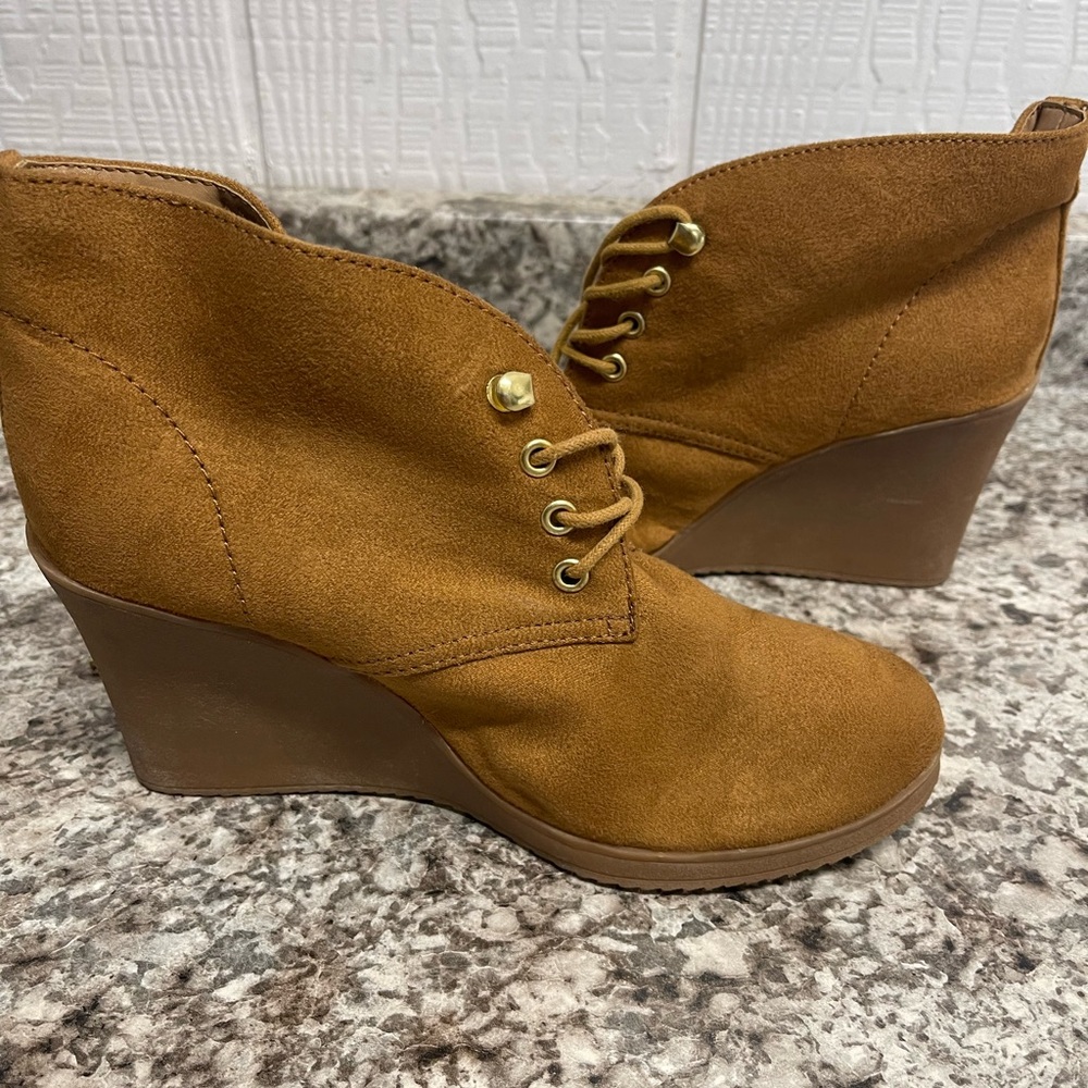 NEVER WORN Tan Wedge Shoes with Lace-Up Design